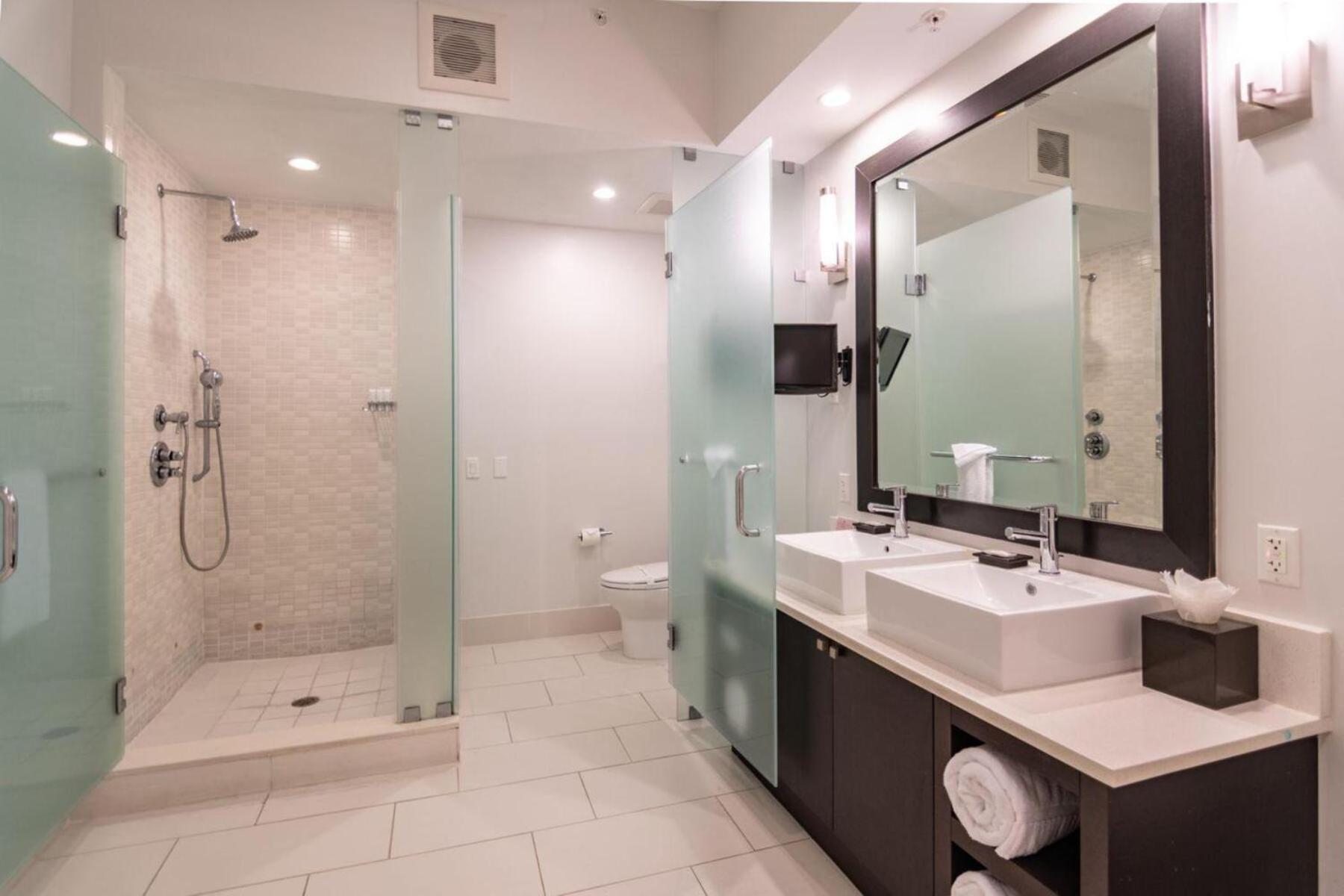 Doral Pool 1407 By Waveproperties * Miami