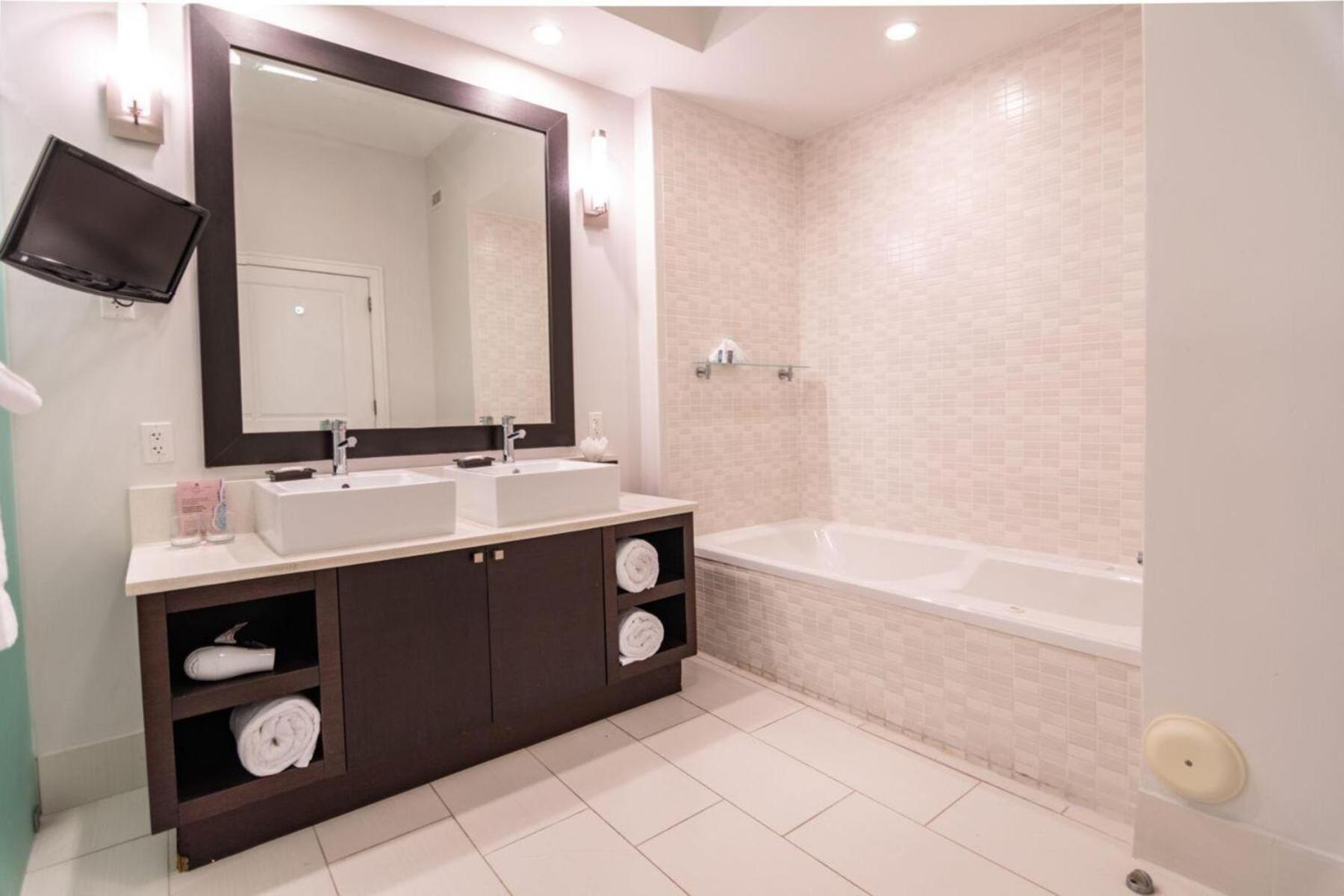 Doral Pool 1407 By Waveproperties *