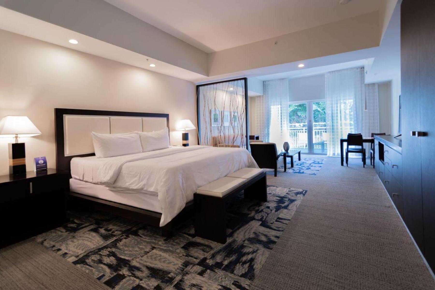 Doral Pool 1407 By Waveproperties